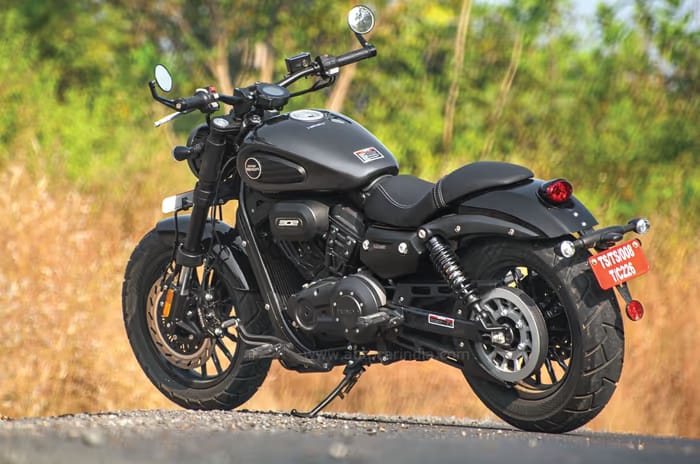 Keeway V302C एक क्रूजर स्टाइल मोटरसाइकिल